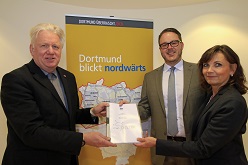 Oberbürgermeister Ullrich Sierau, Dr. Fritz Rettberg und Michaela Bonan. Foto: Stadt Dortmund/Gaye Suse Kromer